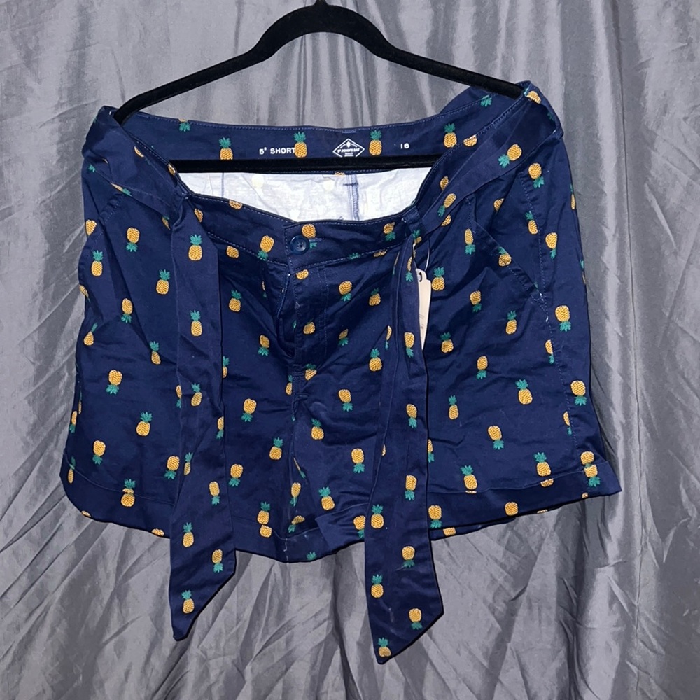 Womens St. John’s Bay 5” short blue pineapple shorts